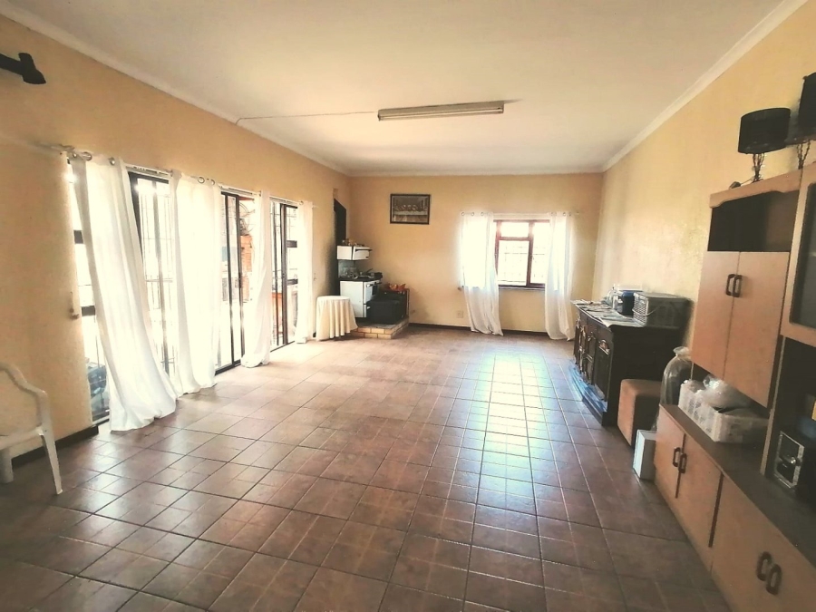 6 Bedroom Property for Sale in Eikendal Western Cape